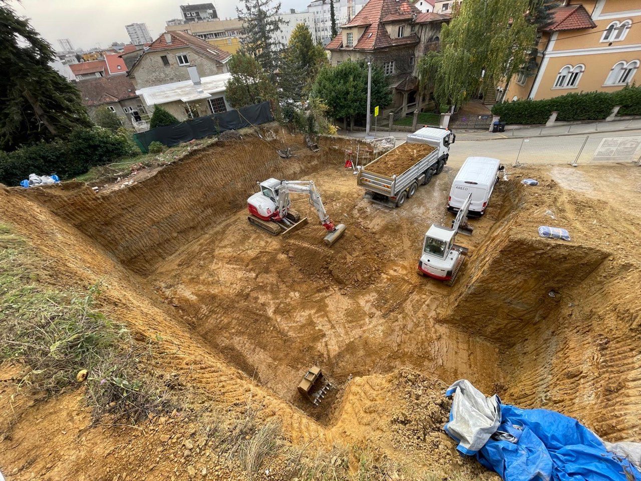 Vlastita mehanizacija Areco — bager i kamion na iskopu